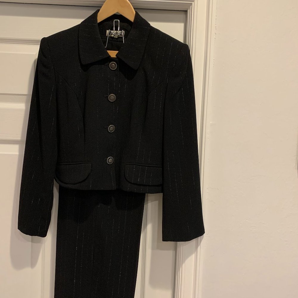 BORA Pin Stripe Pant Suit - Size 6 - Lined Jacket - Like New